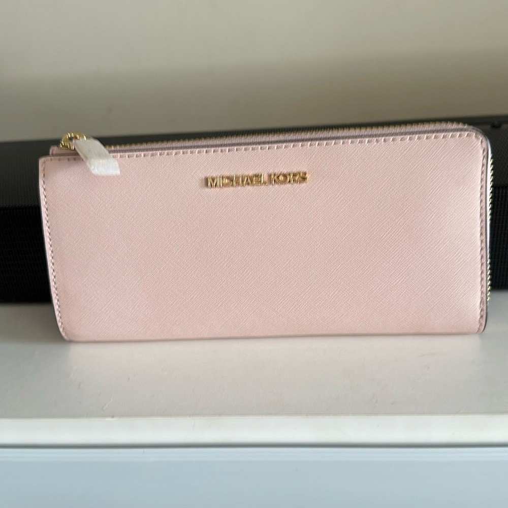 Micheal Kors NWT Ziparound Wallet